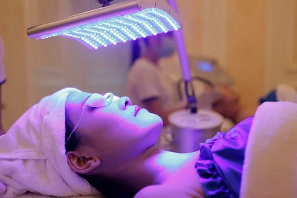 Khuyến Mãi Làm Đẹp Dịp Cuối Năm 2025: Gói Chăm Sóc Da + Ánh Sáng LED Chỉ Từ 299K Tại 007SkinBeauty